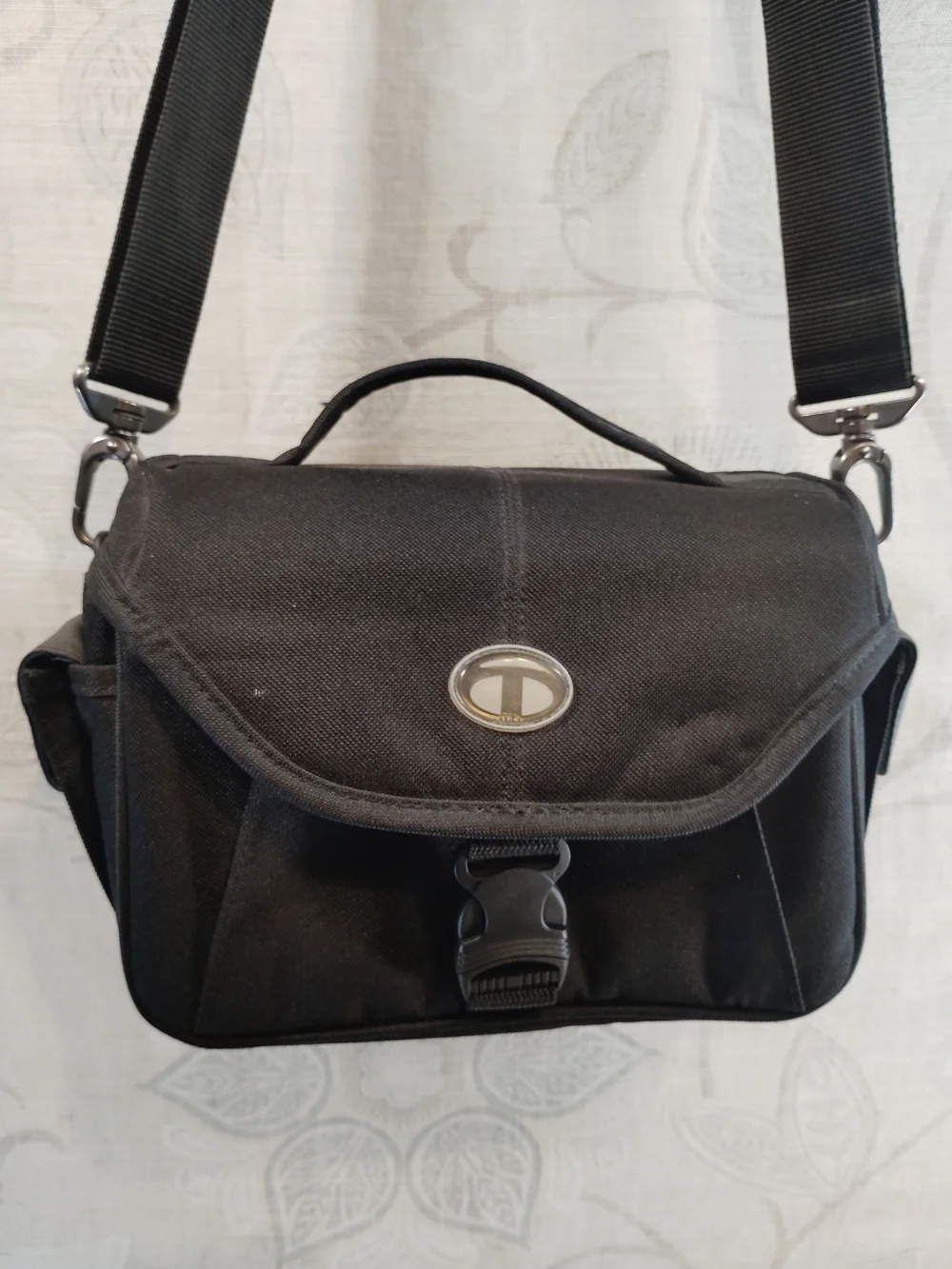 Tamrac Black Messenger/Crossbody /Camera Bag with Shoulder Strap